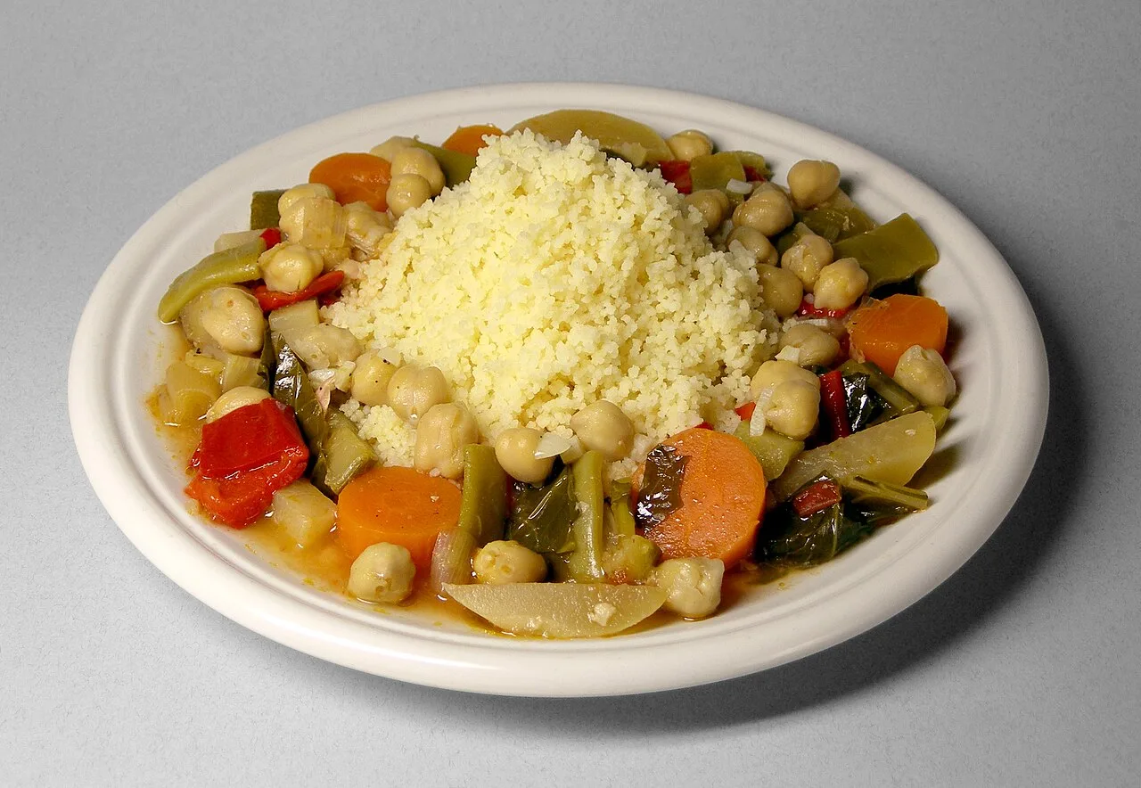 Кускус с овощами и нутом на тарелке