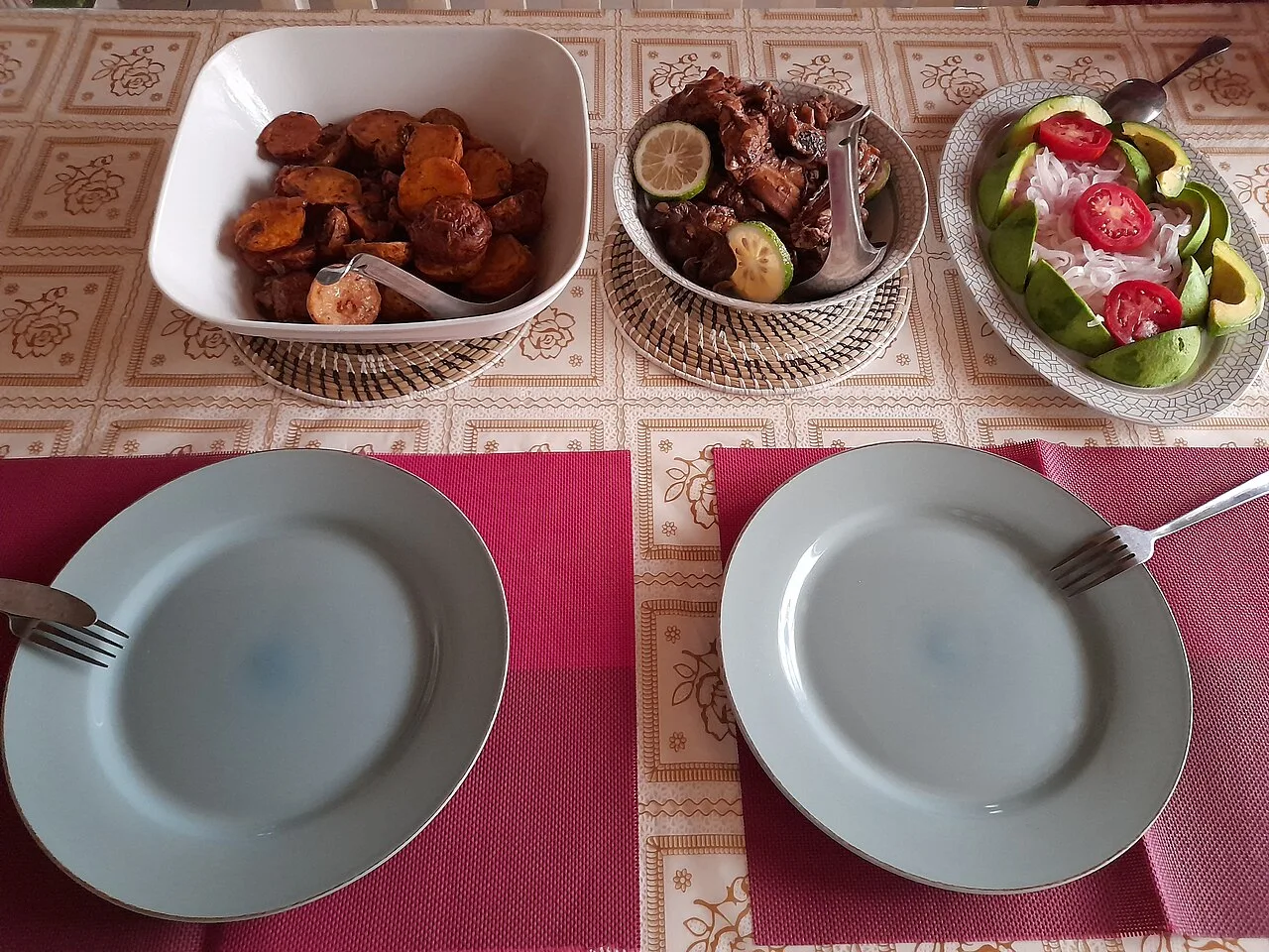 Праздничные блюда руандийцев: жареные кусочки, мясо и овощной салат