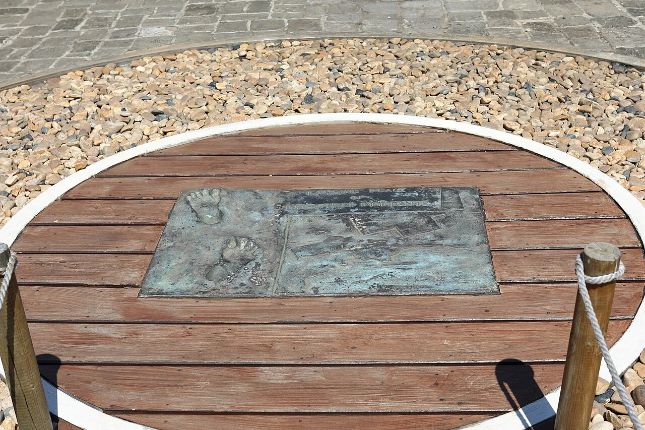Бронзова пам’ятна плита з відбитками стоп на круглому дерев’яному помості в Аправасі-Гхат і музеї, Маврикій