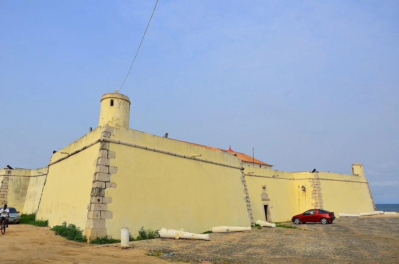 Жёлтые стены старинной крепости в Сан-Томе