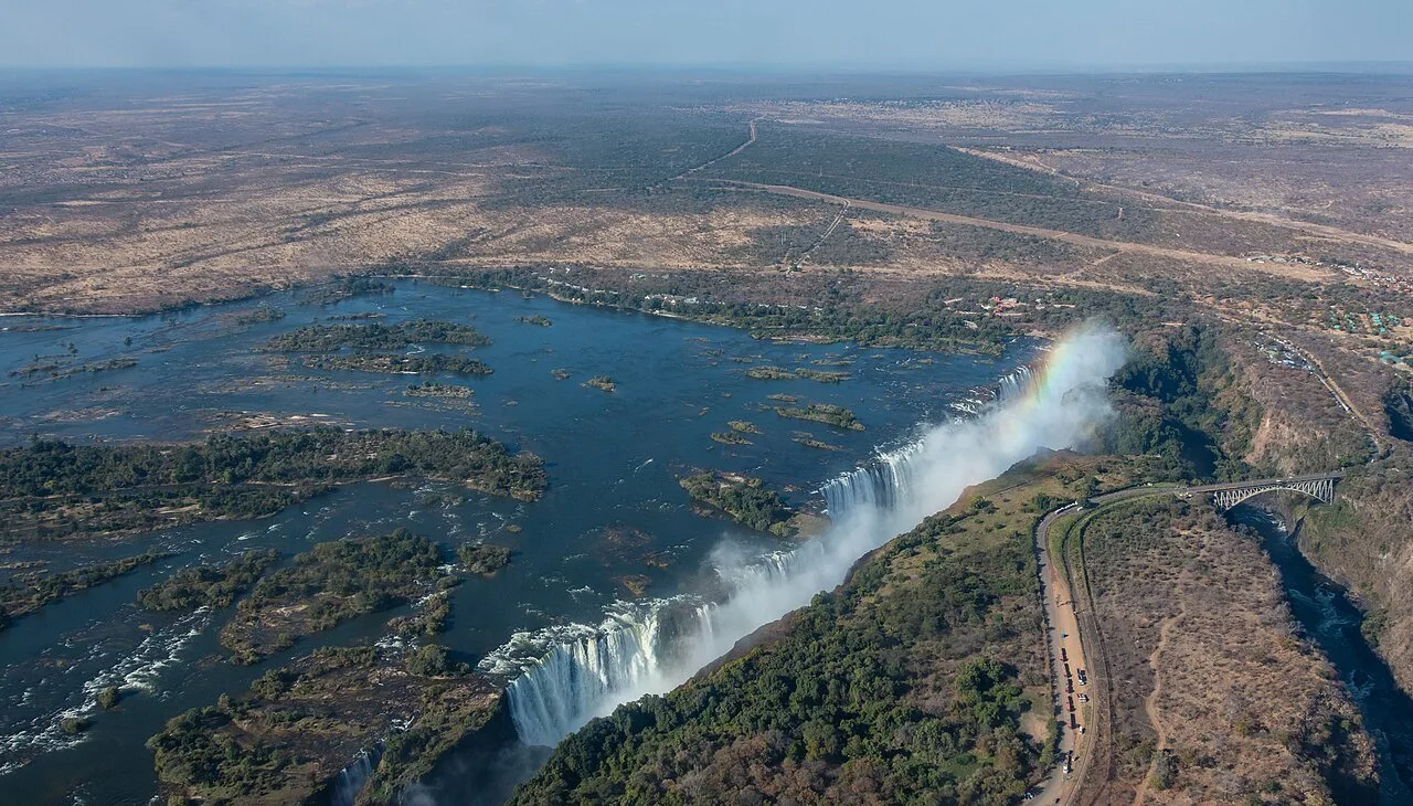 Водоспад Вікторія на кордоні Замбії та Зімбабве Водоспад Вікторія на кордоні Замбії та Зімбабве