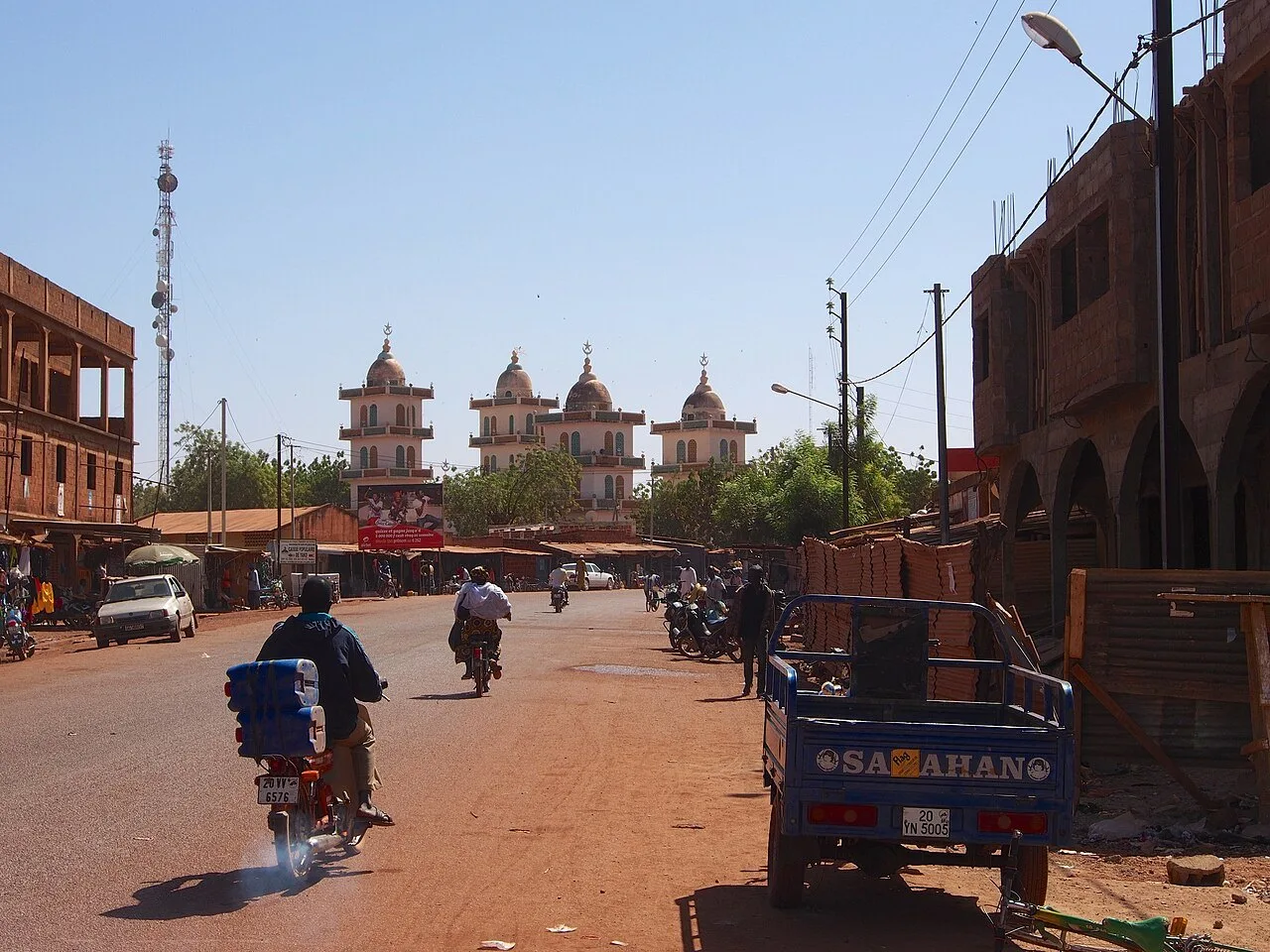 Мечеть Яко на фоне улицы с мотоциклами Мечеть Яко на фоне улицы с мотоциклами